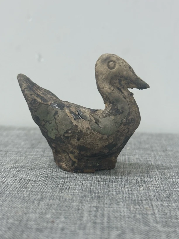 古朴陶制小鸭子摆件，岁月痕迹尽显