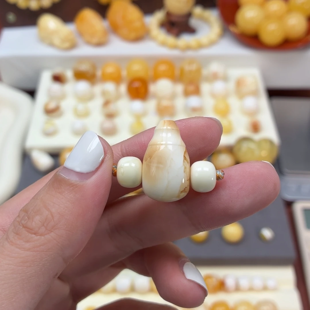 琥珀未镶嵌珠宝奇石乌料沁白三通一套