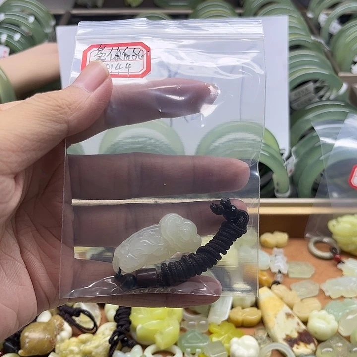 爱***。蛇纹石玉未镶嵌手镯