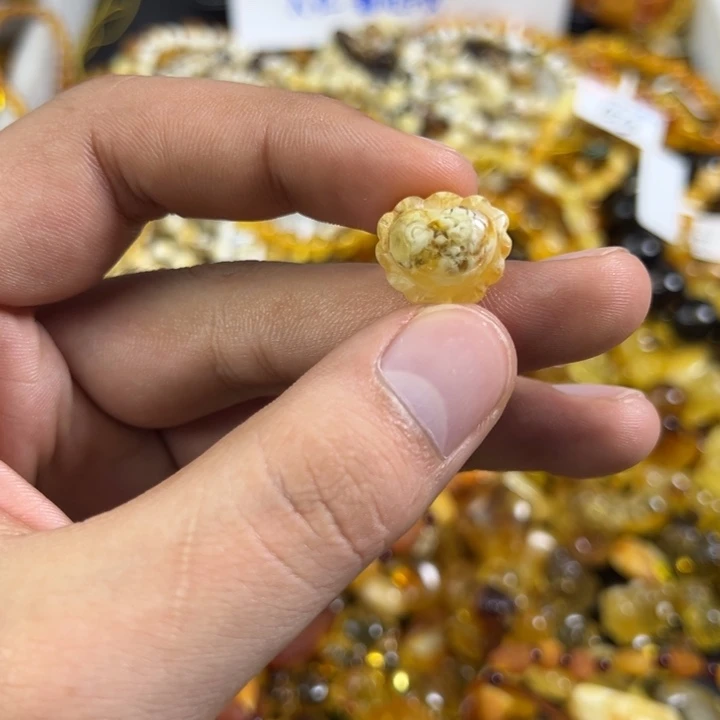 今***朝琥珀未镶嵌裸石蜜蜡爱心1.3g