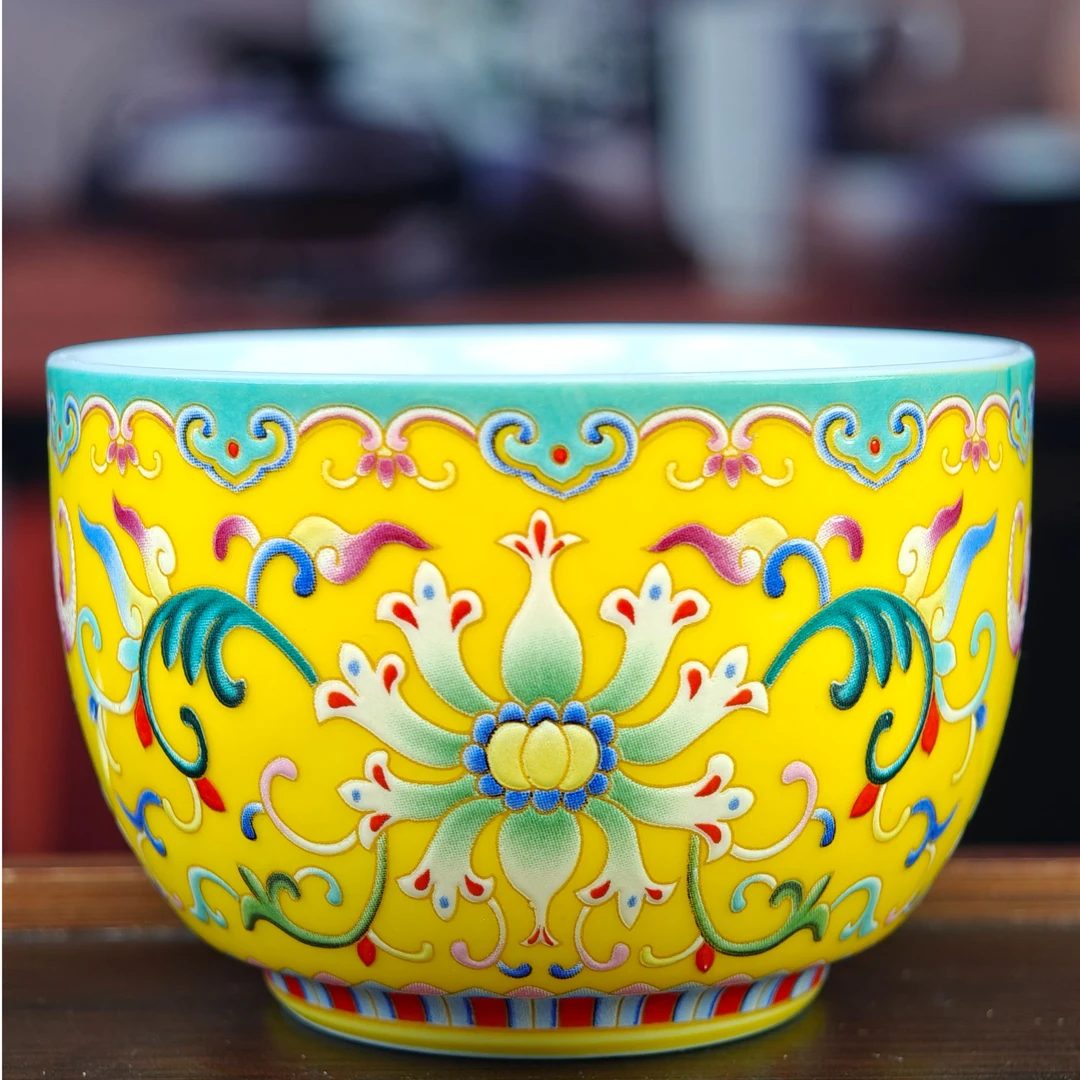 珐琅彩缠枝莲主人杯 黄A93