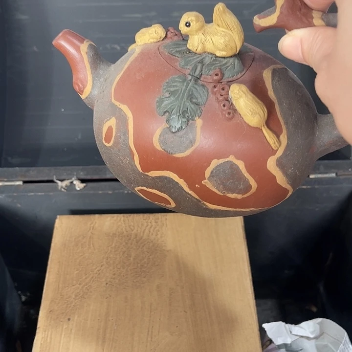 茶壶紫泥原矿泥料手工制作的一把紫砂壶。