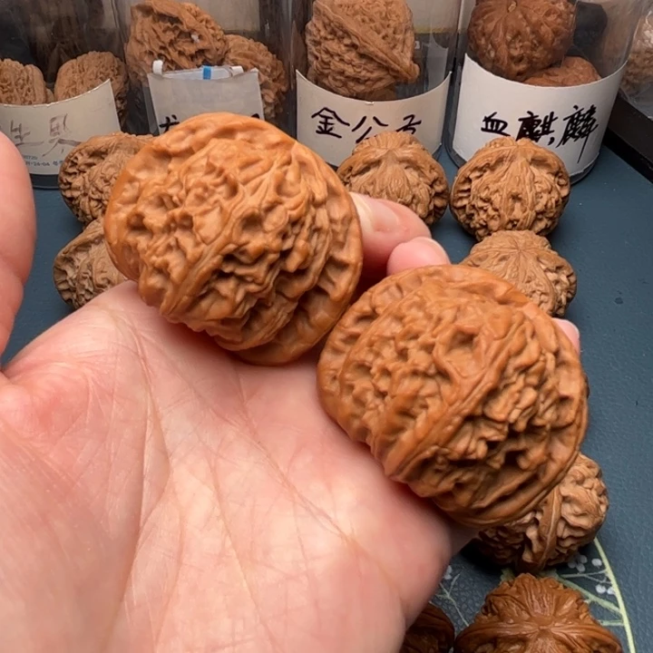 文玩核桃吊坠45白狮子
