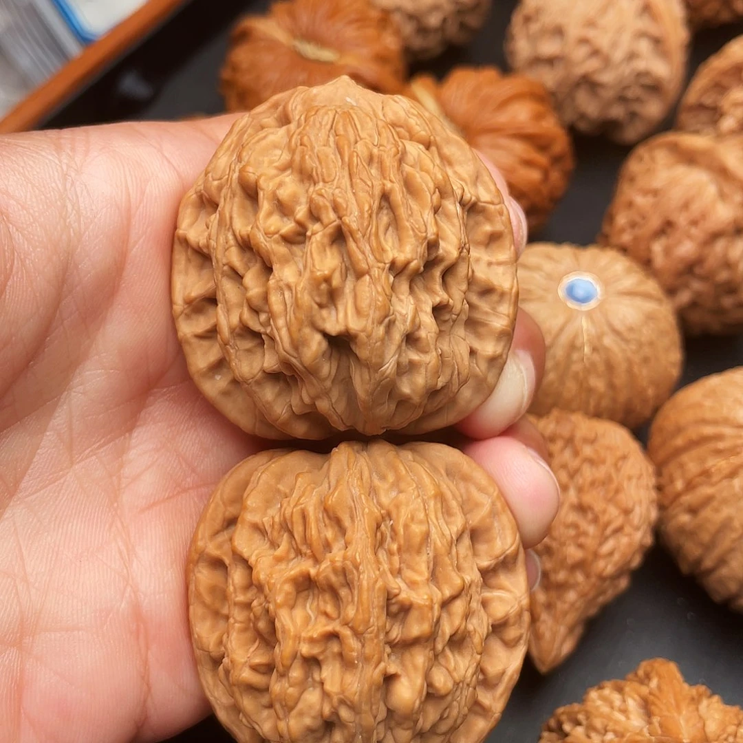 文玩核桃吊坠虎头