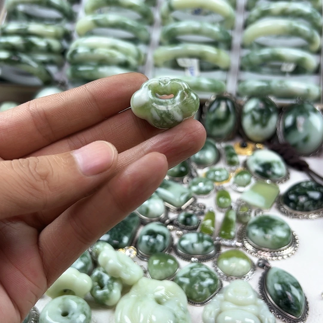 咸****蛇纹石玉未镶嵌颈饰