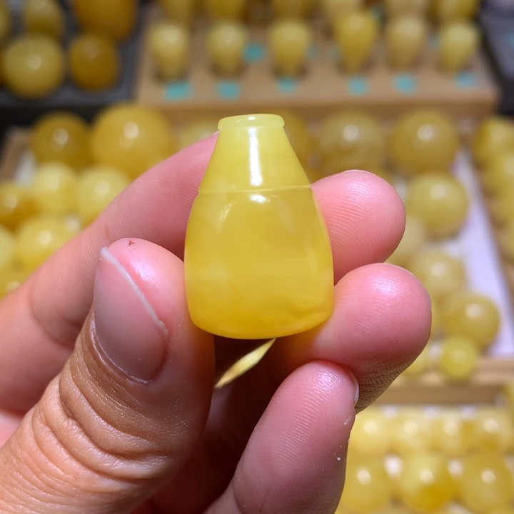 蜜蜡裸石未镶嵌飞*天然俄料蜜蜡毕业级鸡油黄三通16