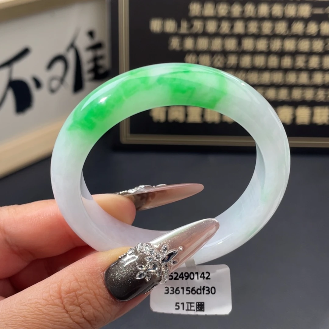 翡翠未镶嵌手镯白底青正圈手镯
