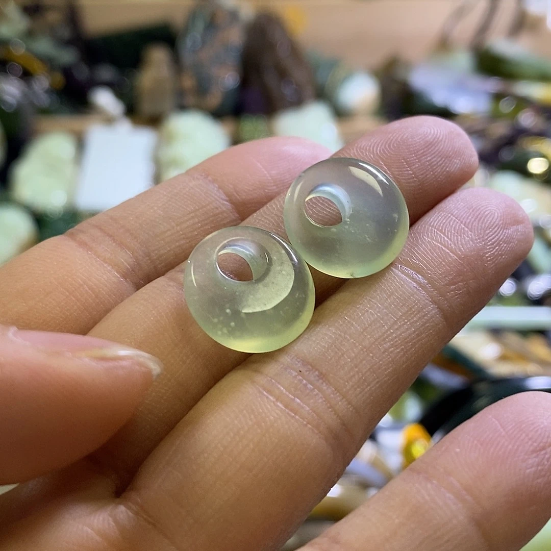 未镶嵌岫玉耳环一对
