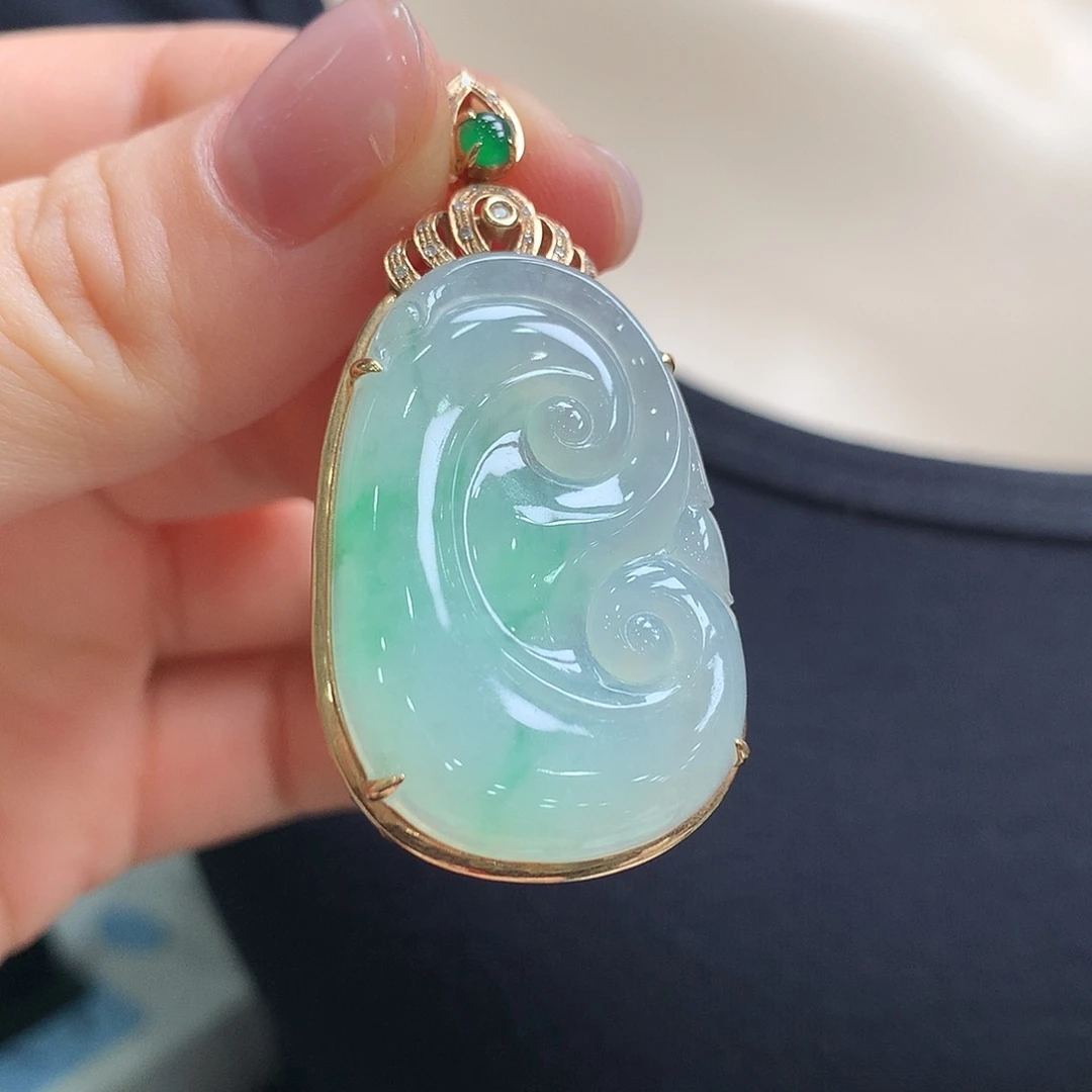 翡翠18K金镶嵌颈饰如意