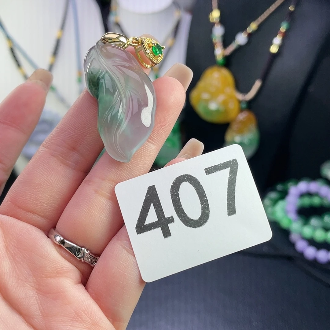 翡翠未镶嵌吊坠(赠链)