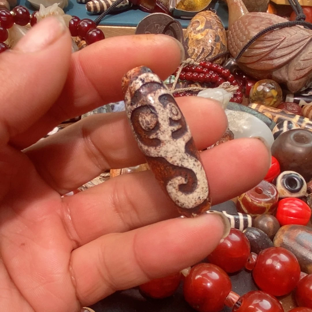 未镶嵌珠子的颜色是蓝色玛瑙/玉髓