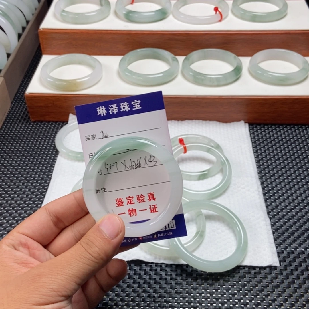 ****洁石英质玉未镶嵌手镯2