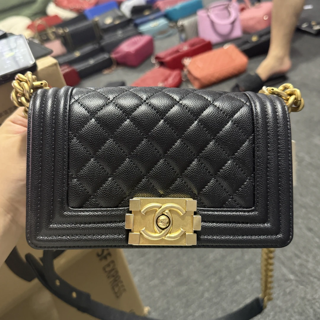 95新 Chanel/香奈儿 LeBoy 荔枝纹牛皮中号 黑金28开