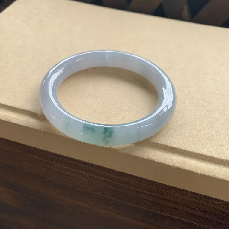 冰透飘花圆条手镯，天然翡翠缅A，圈口56.8-10.4-9.8，完美！