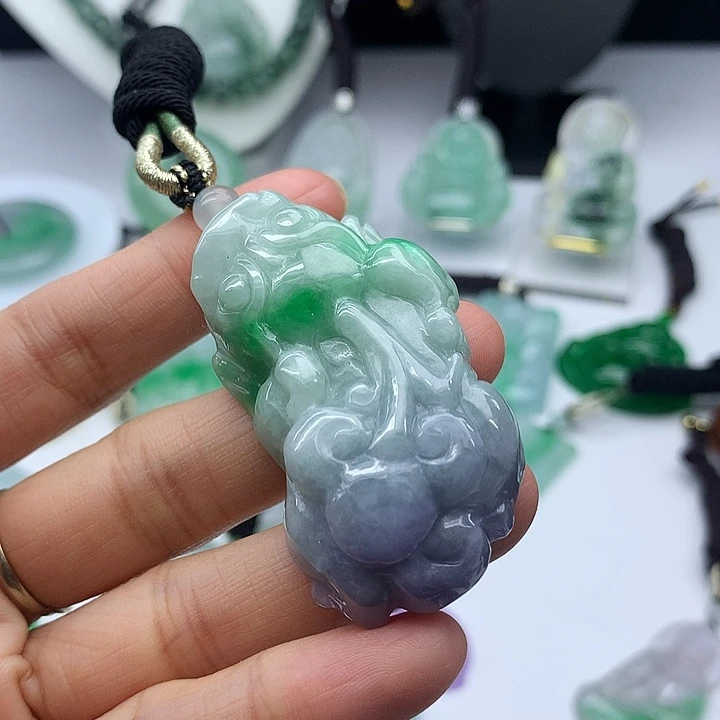 翡翠未镶嵌吊坠(赠链)