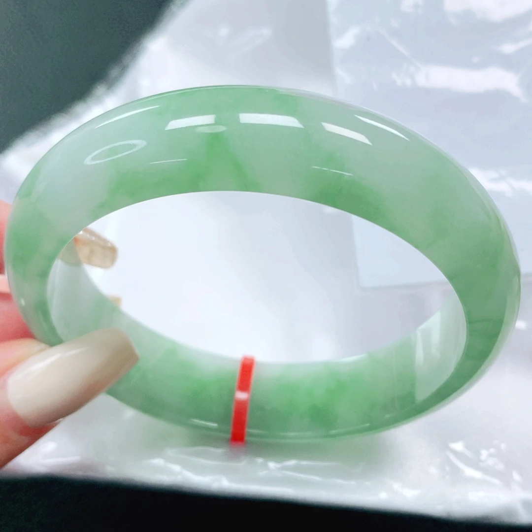 翡翠手镯未镶嵌58。