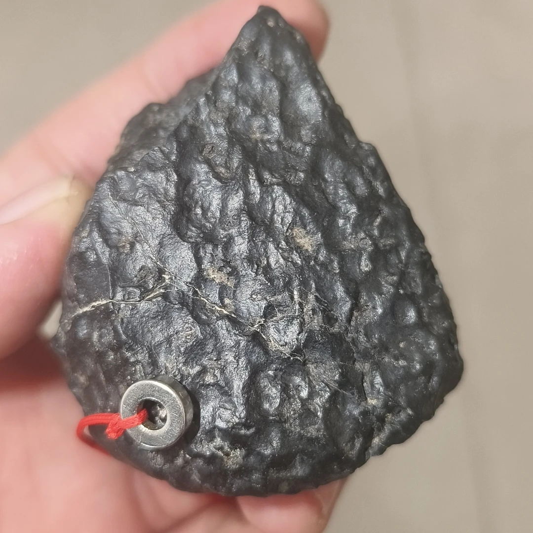 新疆阿克苏戈壁原石 规格6*4*3 重量136克