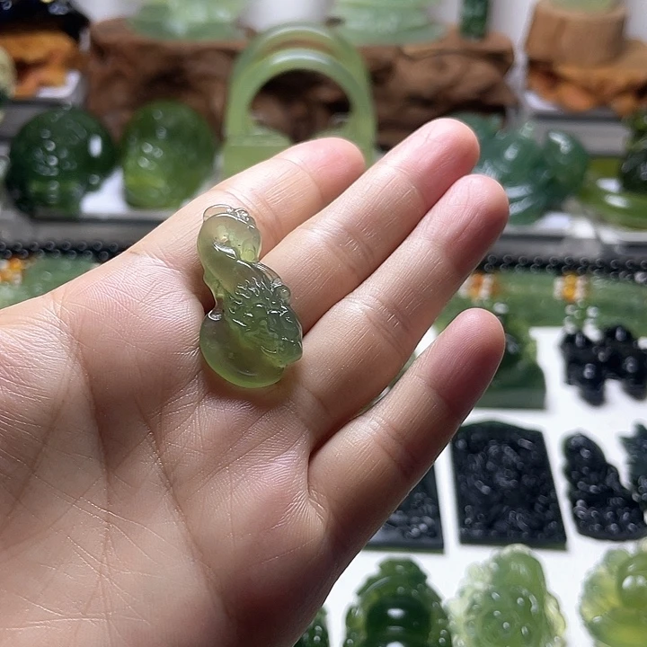蛇纹石玉未镶嵌颈饰