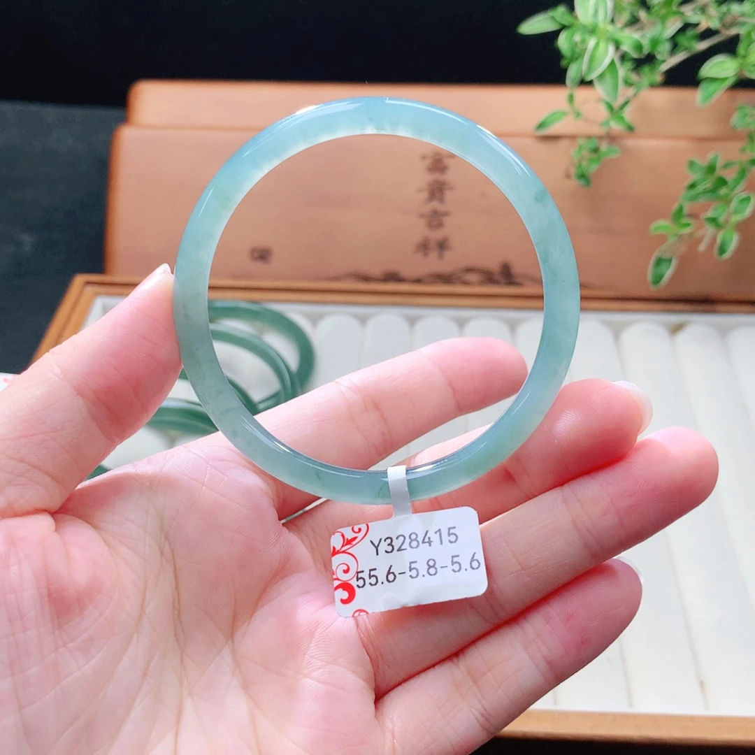 未镶嵌手镯（圆镯）翡翠