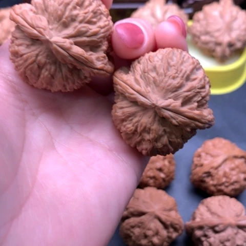 文玩核桃吊坠白狮子