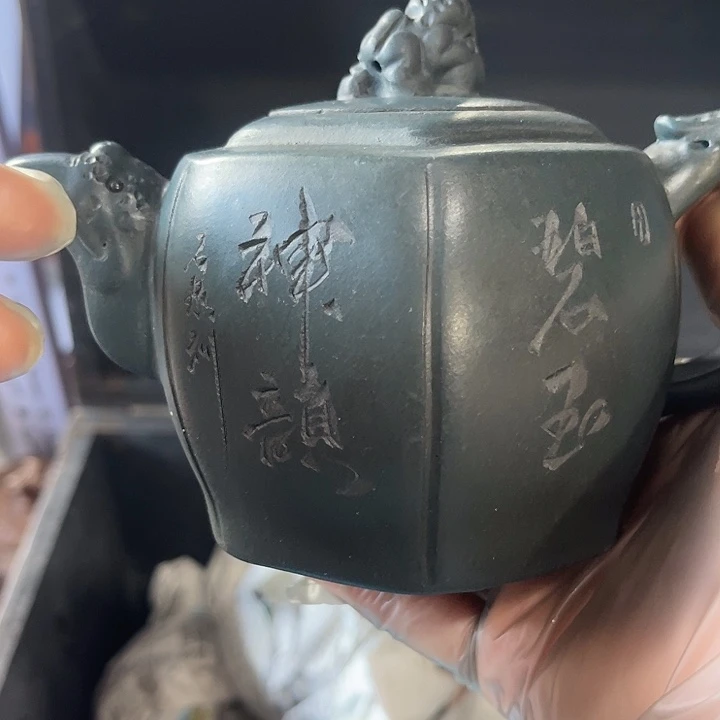 茶壶紫砂原矿泥料手工制作的一把紫砂壶。