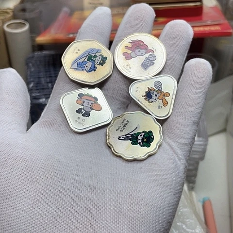 其他普通金属奥运项目纪念章5枚不同形状，，
