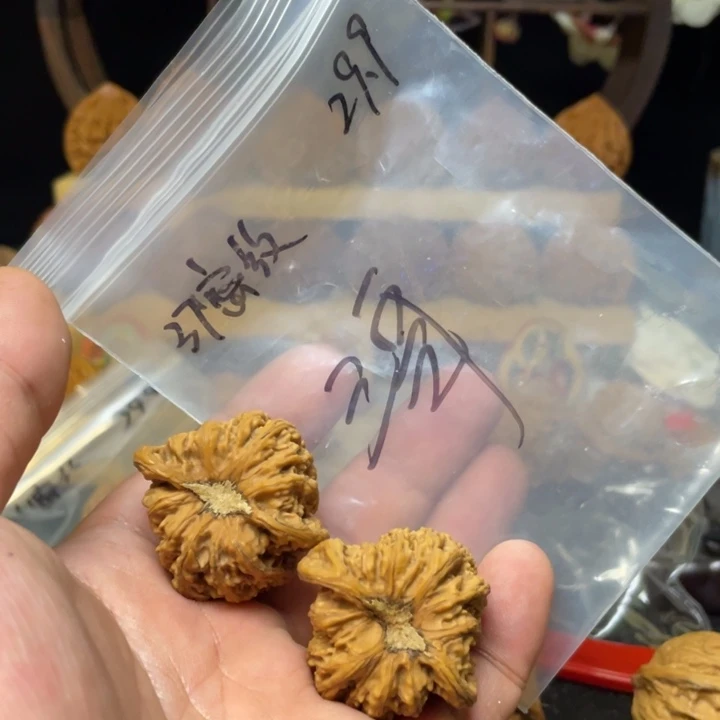 麟***三文玩核桃把件红宝石