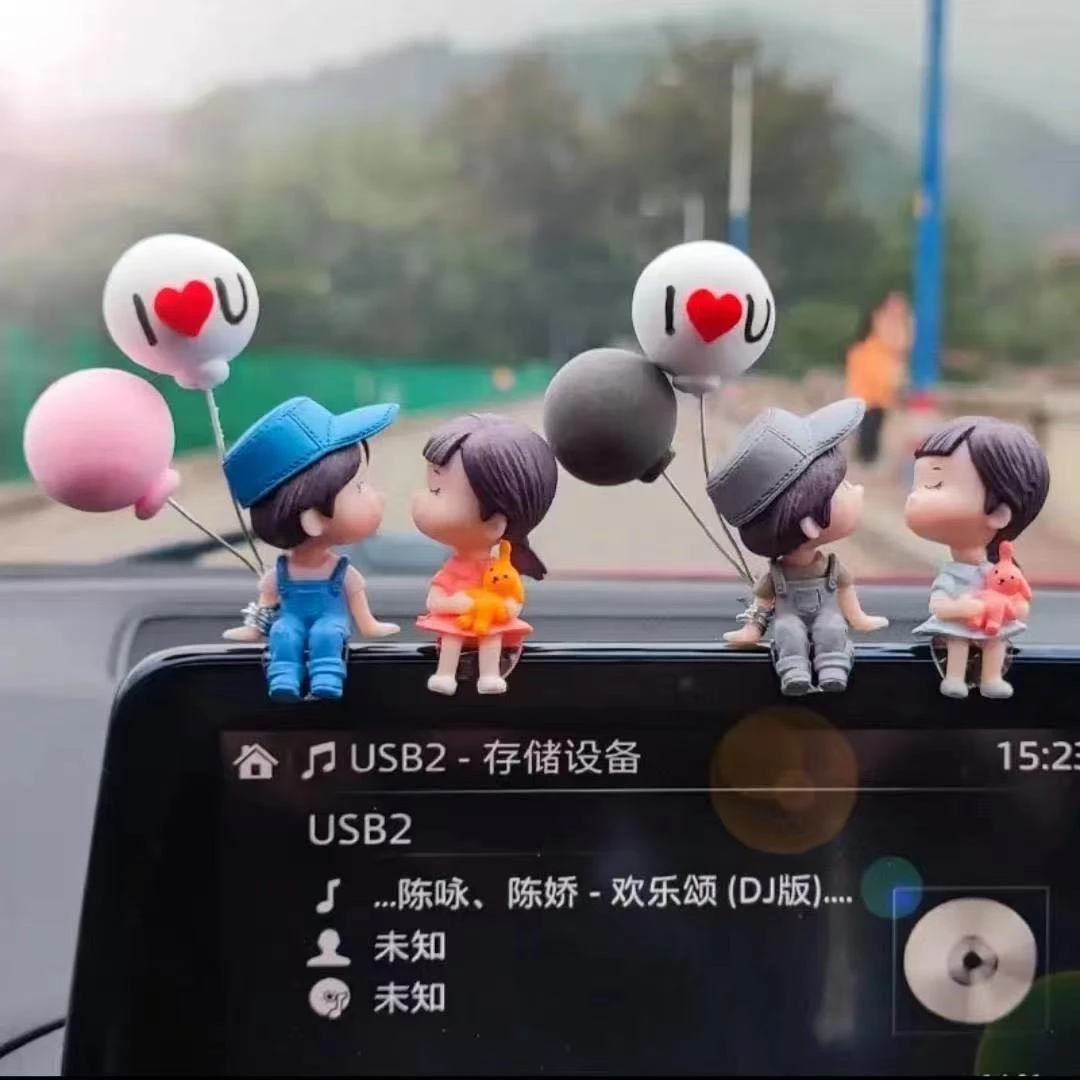 网红汽车摆件车载车内饰品可爱亲嘴情侣娃娃电动车车内饰品摆件