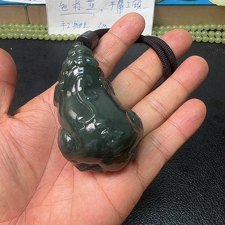 和田玉未镶嵌把件
