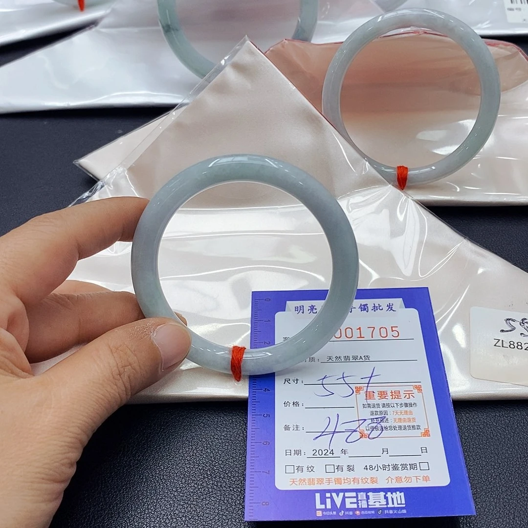 翡翠手镯未镶嵌翡翠手镯