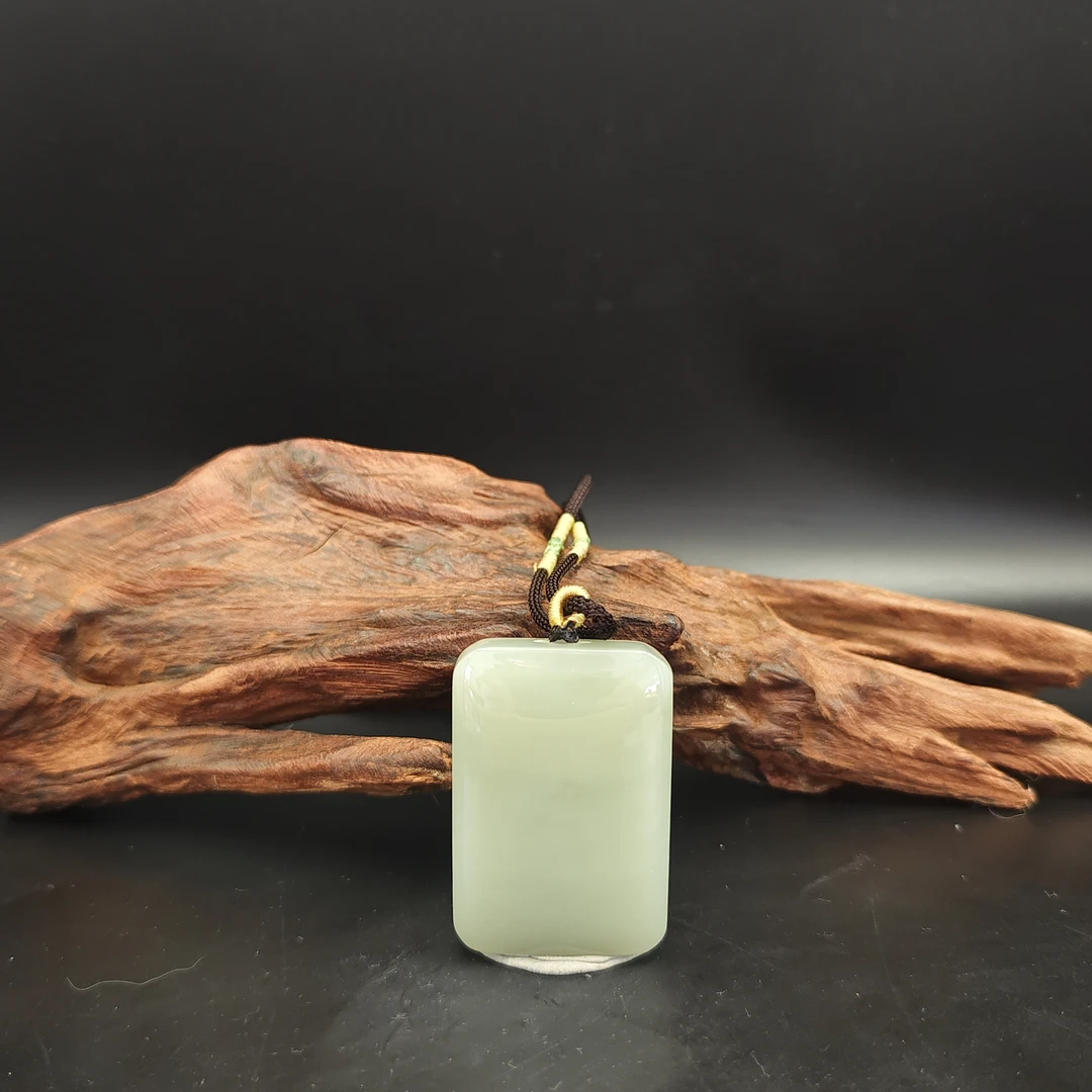 Q和田玉无事牌吊坠（4978）