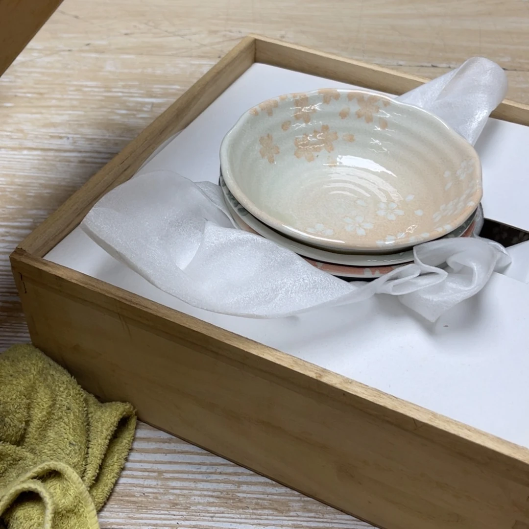 瓷片溺**鱼密密麻麻地排列着一个大
