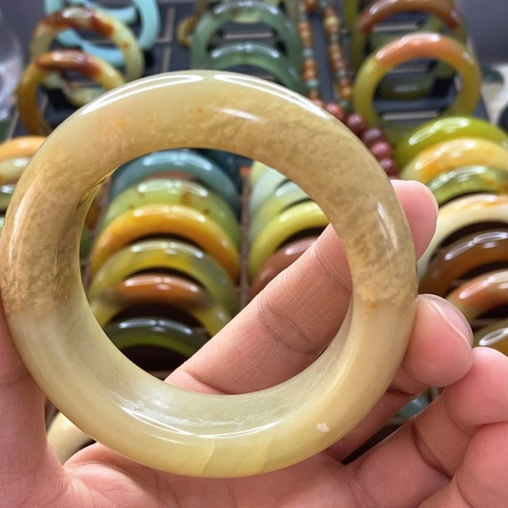 蛇纹石玉手镯未镶嵌夢****?