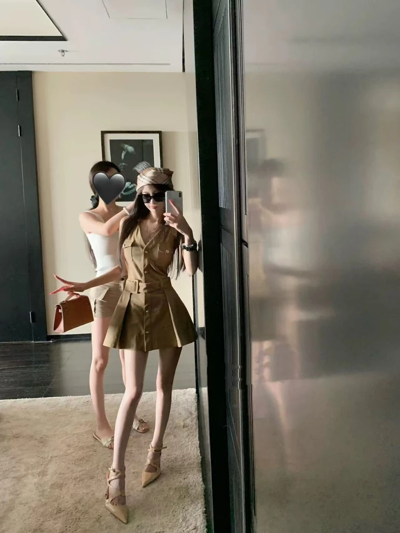 梦梦 MENGMENG｛曼城街区 新款显瘦收腰V领无袖工装休闲A字连衣裙}