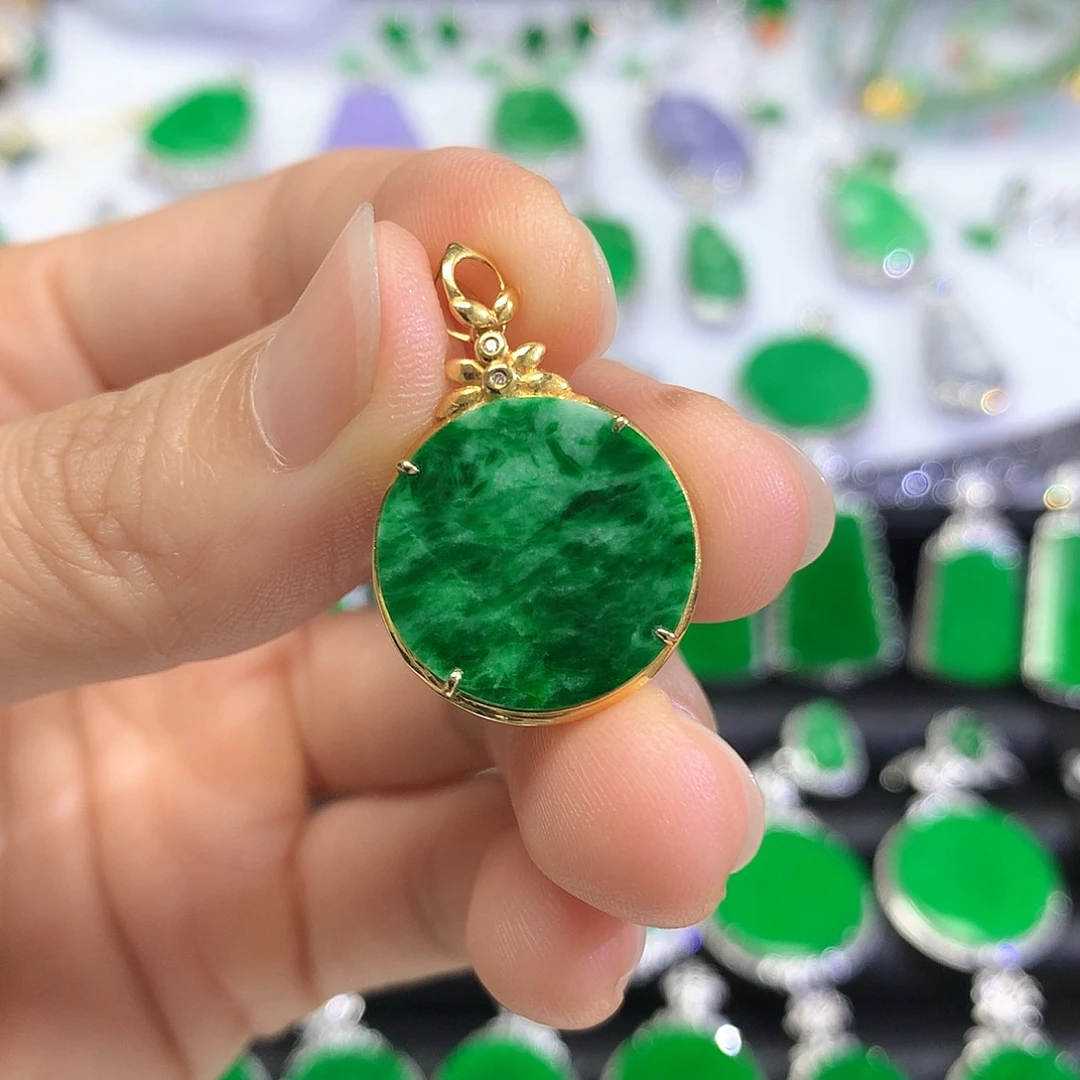 颈饰18K金镶嵌翡翠吊坠