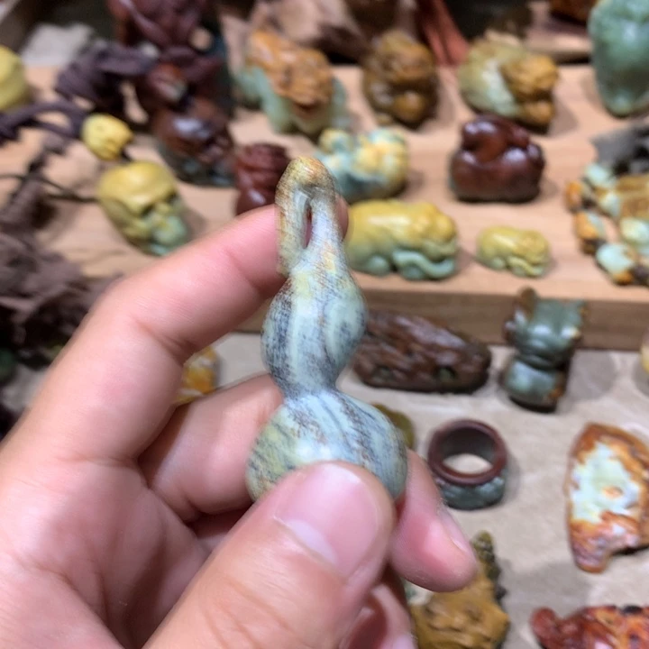 未镶嵌岫岩河磨玉（透闪石质玉）挂件
