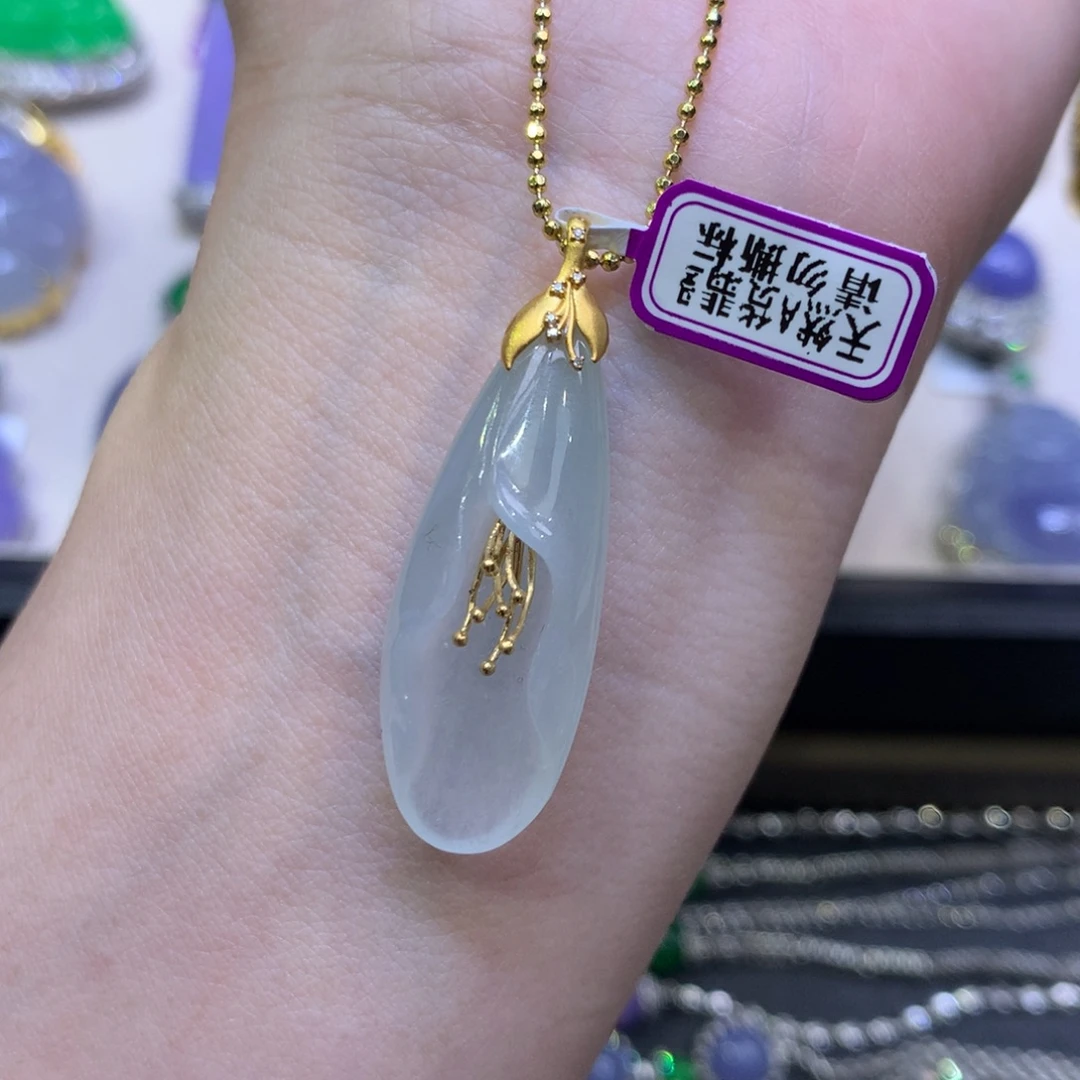 翡翠18K金镶嵌颈饰