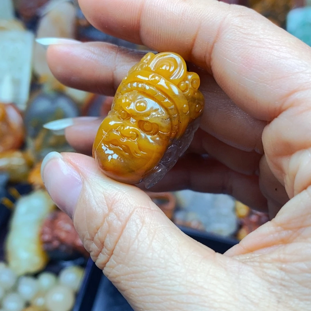 石英质玉（黄龙玉）未镶嵌颈饰