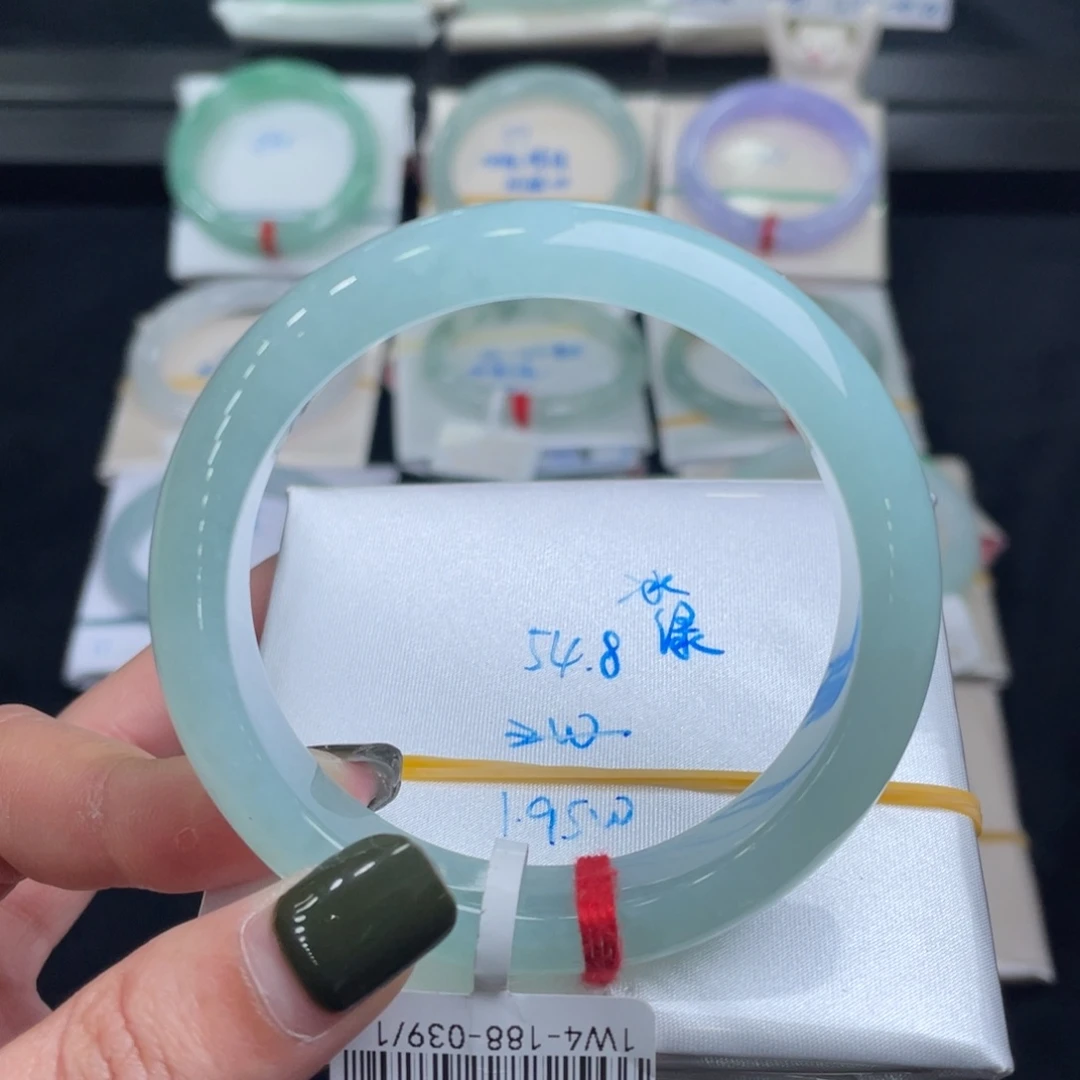 翡翠手镯未镶嵌翡翠手镯