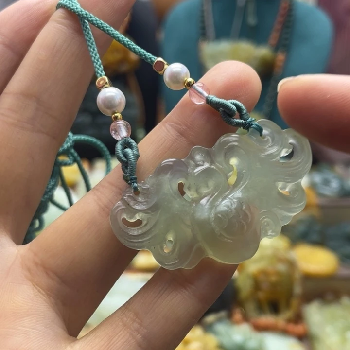 蛇纹石玉未镶嵌颈饰