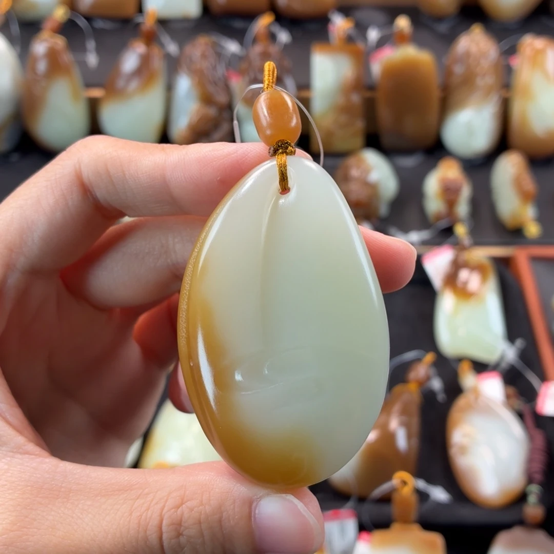 J***傑和田玉未镶嵌颈饰
