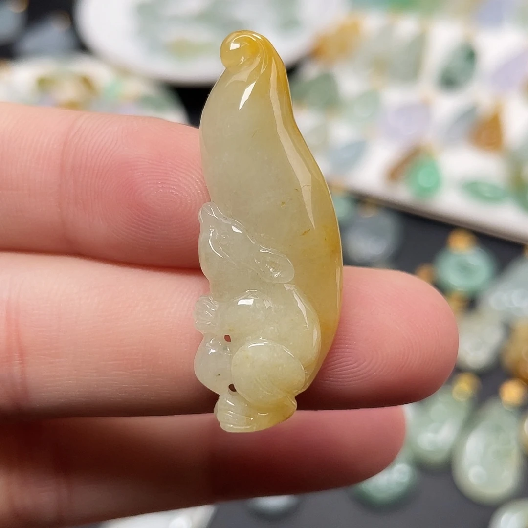 翡翠未镶嵌颈饰松鼠