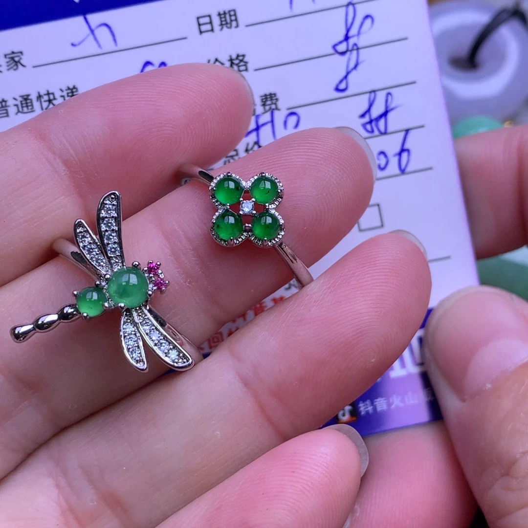 颈饰未镶嵌翡翠小**?