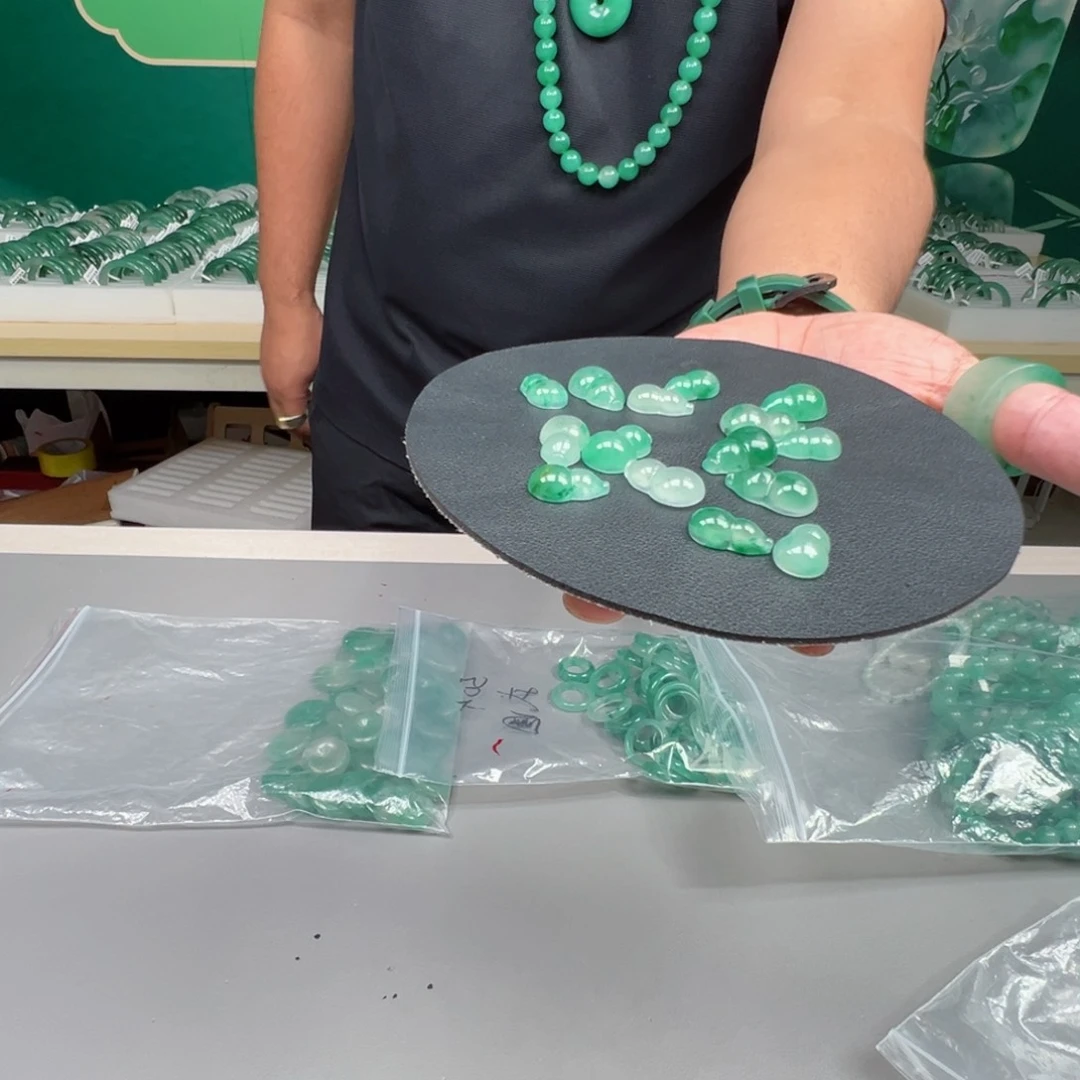 石英质玉未镶嵌颈饰