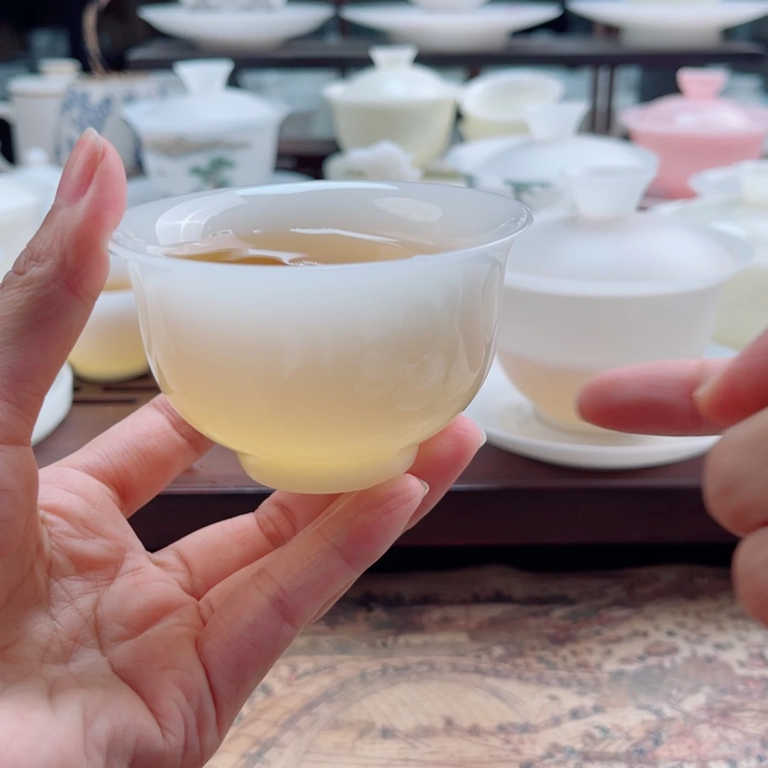 璞玉70毫升牛奶在牛奶里面