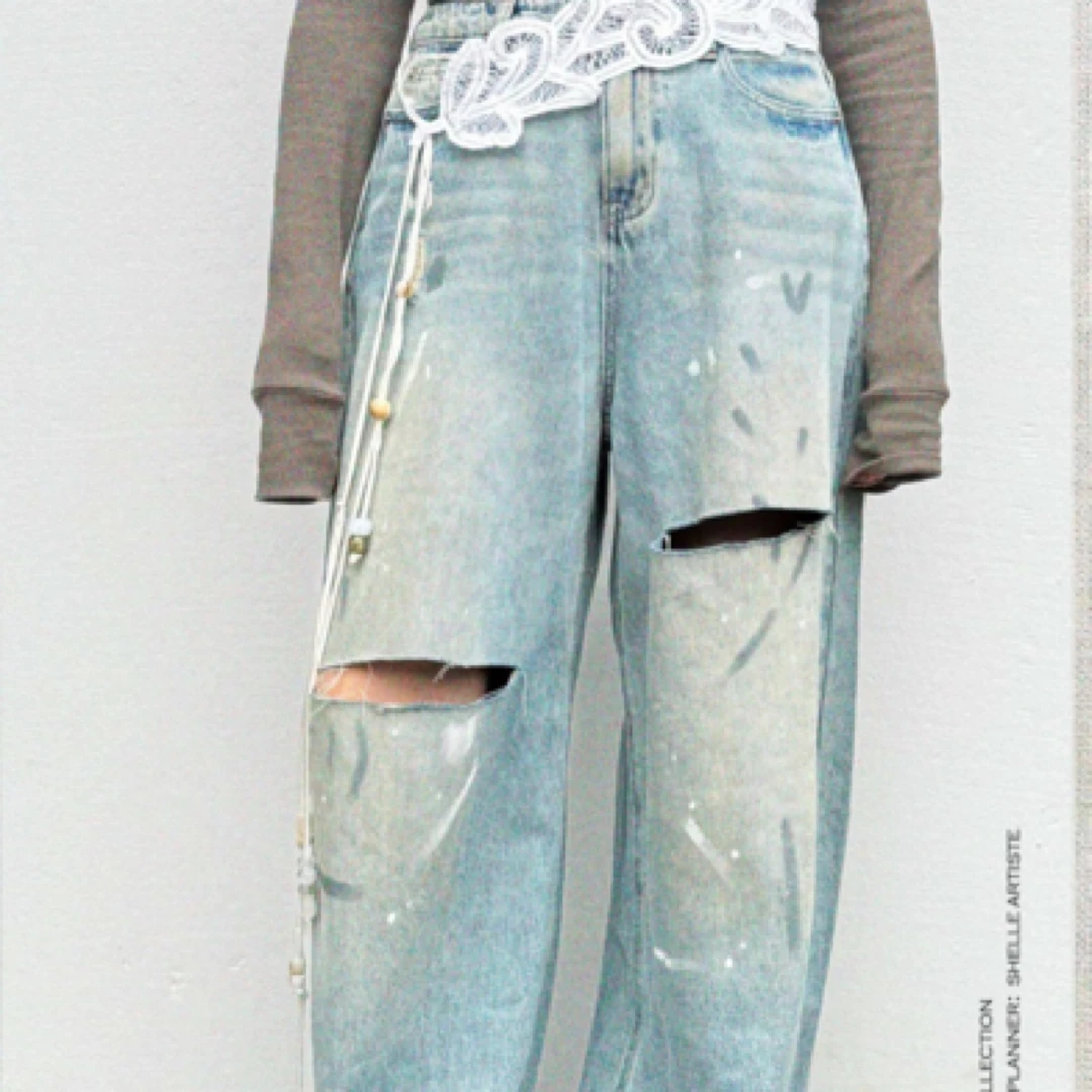Shelle Artiste绣花屁帘破洞牛仔裤