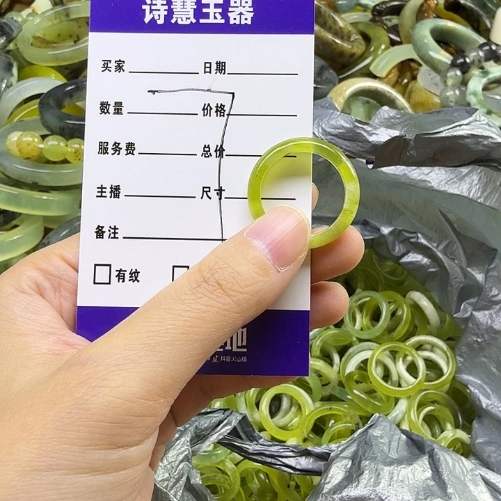 娇***女蛇纹石玉未镶嵌岫玉蛇纹石手镯