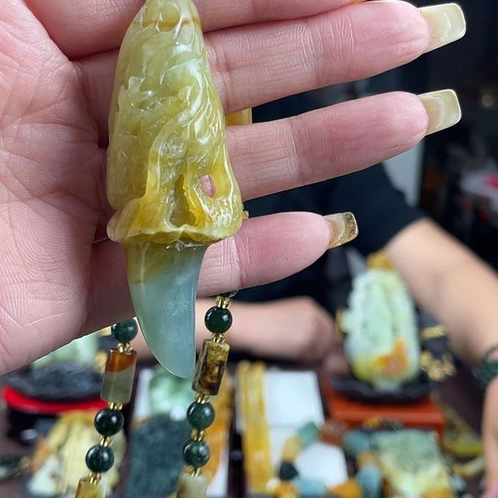 蛇纹石玉未镶嵌颈饰