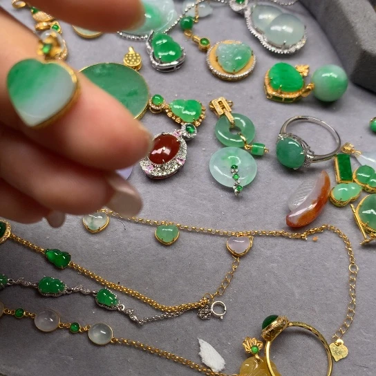 颈饰18K金镶嵌翡翠