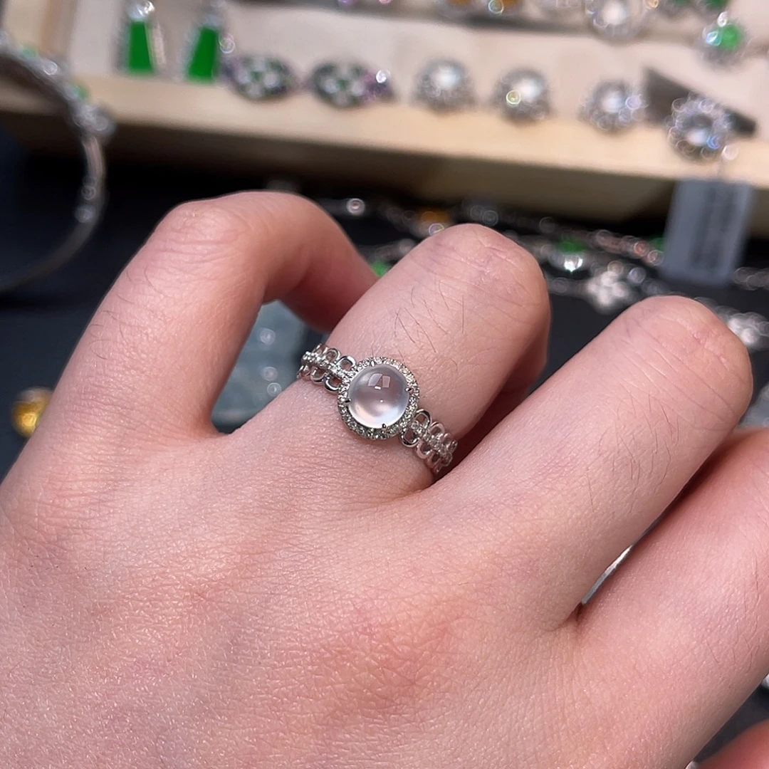 翡翠18K金镶嵌戒指蛋面